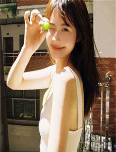 《美女猫吹泡泡》